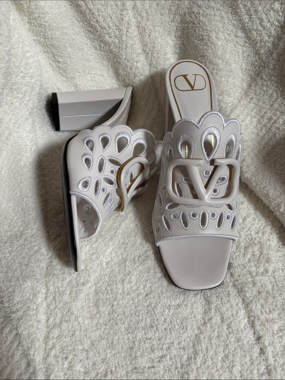 NWOT Valentino White Scallop Cutout Mule with V Logo, some gold around V 37